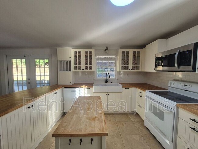 Building Photo - 2264 Capehart Cir NE