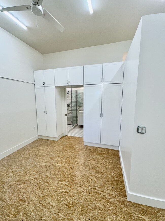 Building Photo - Bright Live-Work Studio with Tall Ceilings...
