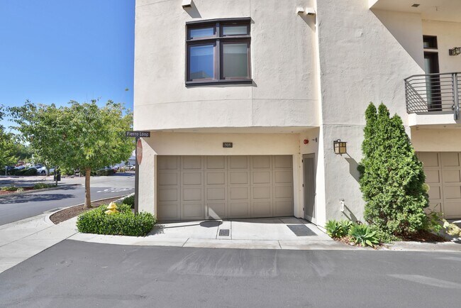 Building Photo - Modern 3-Bedroom Townhome with Rooftop Dec...