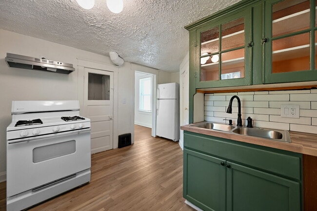 Building Photo - 422 N Thompson St