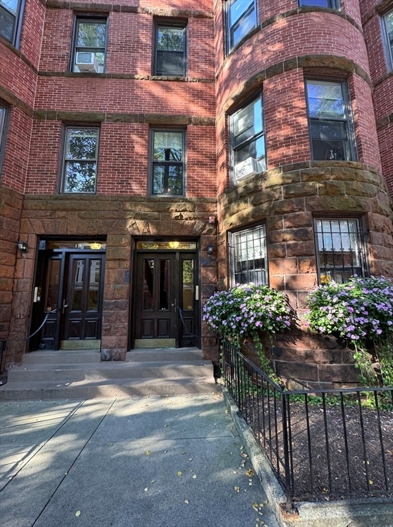 Primary Photo - 17 Follen St