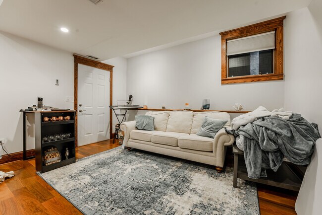 Building Photo - 1019 W Oakdale Ave