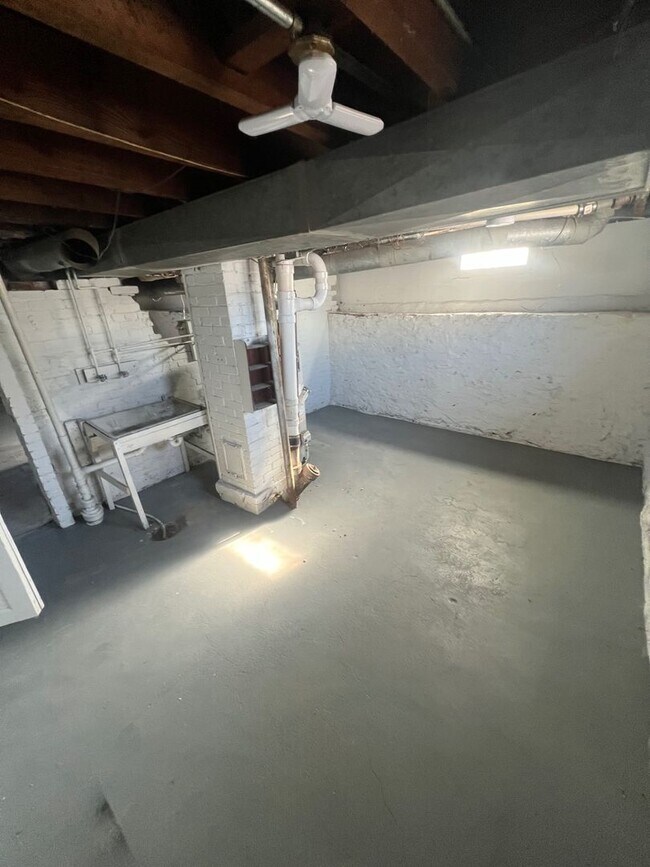 Building Photo - 4 Bedroom 2 Bath Single Family Home Available NOW!