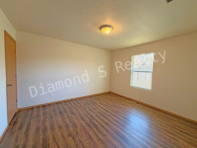 Building Photo - Cute and Clean 3 Bedroom Home Available!