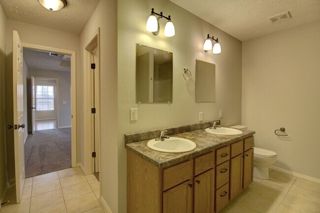 Building Photo - 1094 S Tanner Dr