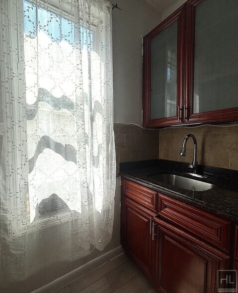 Building Photo - 3BR 1BA Top Floor Brick Townhouse w/ Commu...