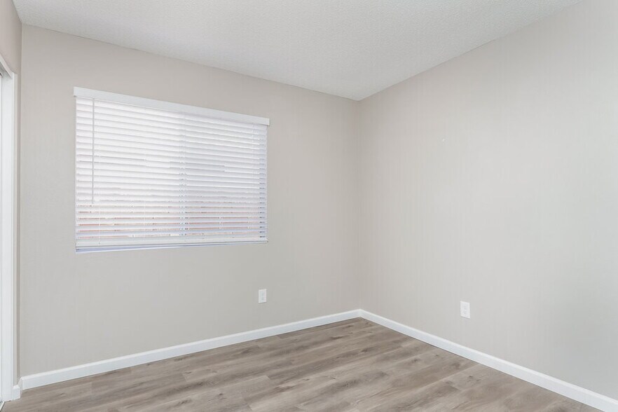 Building Photo - 7668 Kalmalii Ave