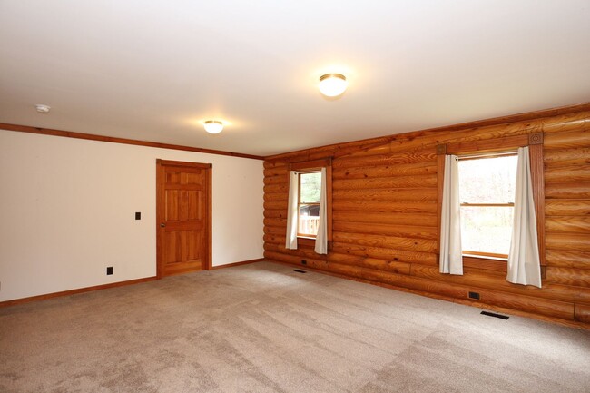 Building Photo - Gorgeous Log Cabin near West Lafayette!