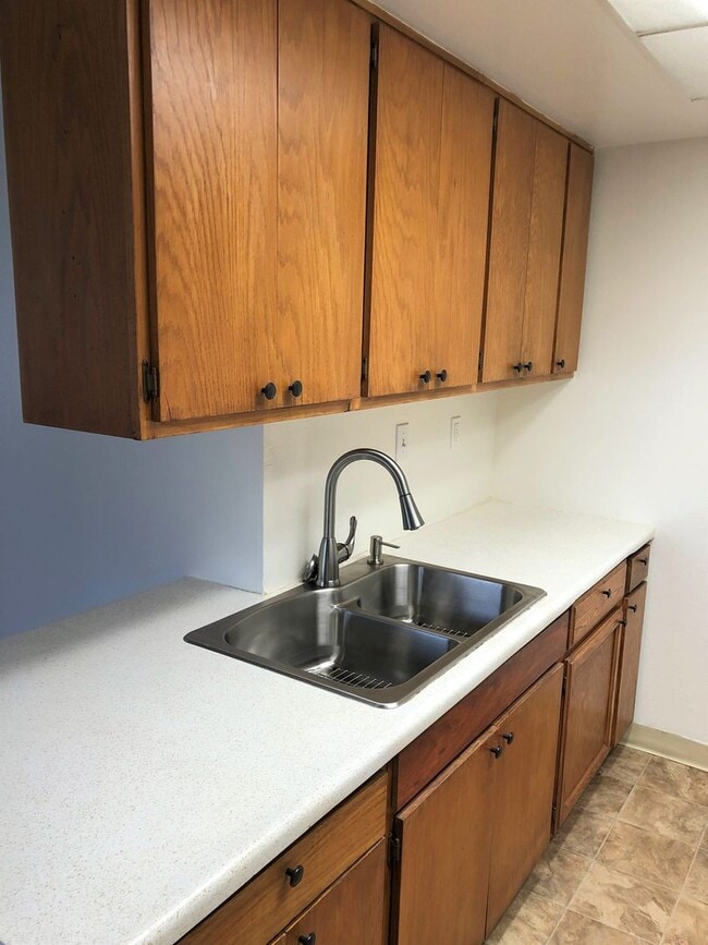 Building Photo - Spacious, bright and HUGE 2bd/1ba + 2 park...