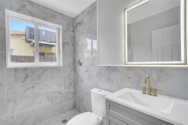 Building Photo - 4710 SW 43rd Ave