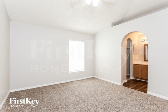 Building Photo - 8408 Oak Crossing Dr W