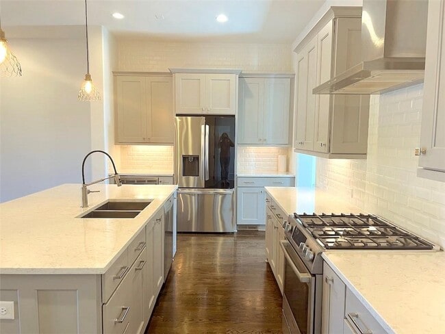 Building Photo - 871 3rd St