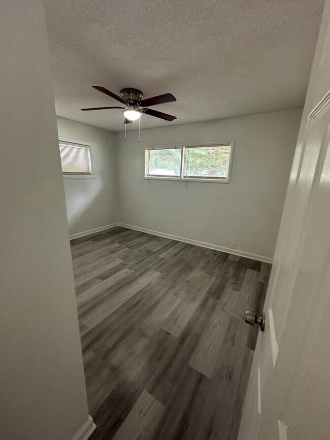 Building Photo - 4 bedroom 1 bath