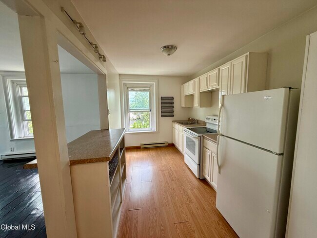 Building Photo - 751 Hudson Ave
