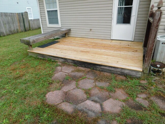 Building Photo - 118 Village Ct