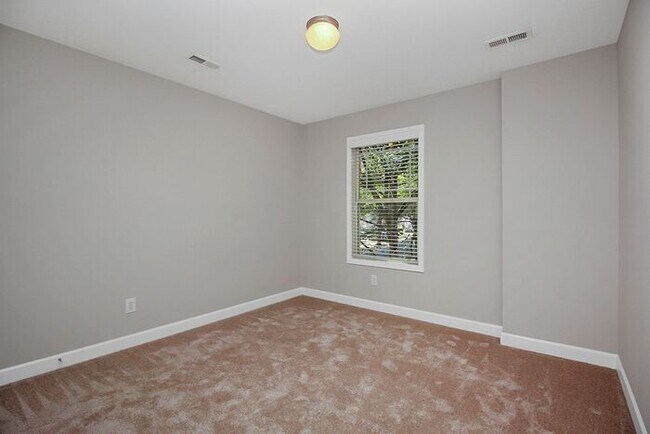 Building Photo - Charming 3BD/2.5BA Home in Crosswinds Community!