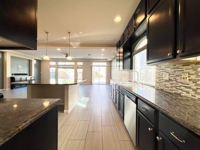 Building Photo - Beautiful 2 story single house