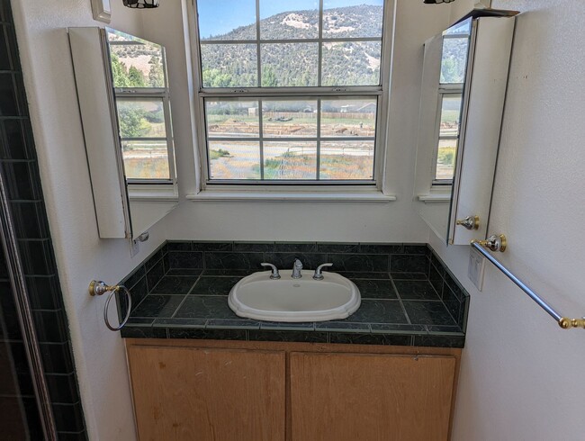 Building Photo - Very large 5 Bedroom