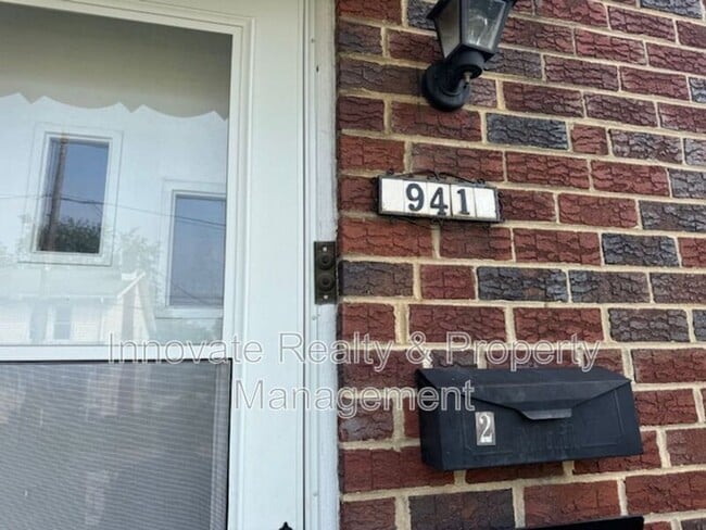 Building Photo - 941 Afton St