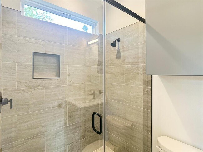 Building Photo - 6107 Begonia Cir