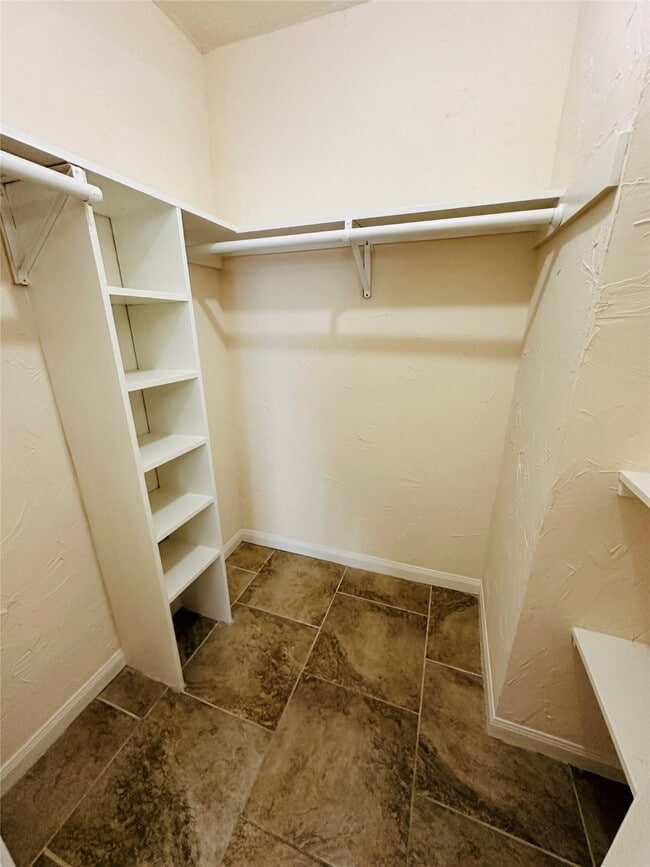 Building Photo - 7200 Clarewood Dr