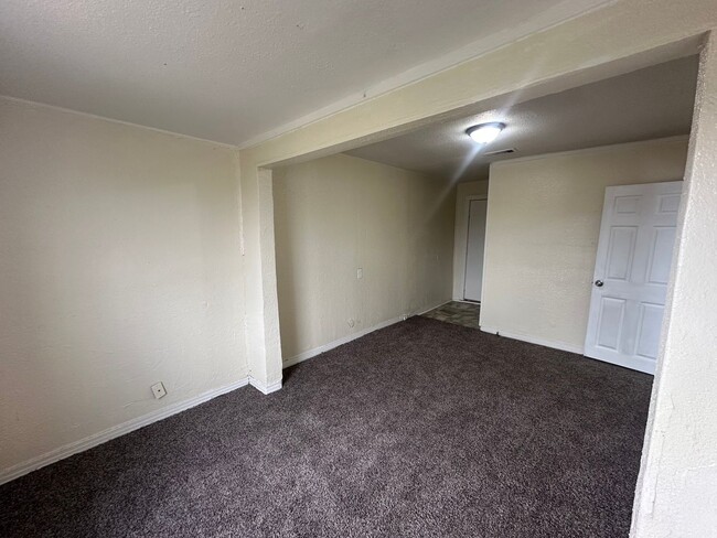 Building Photo - 3921 Roselawn Dr