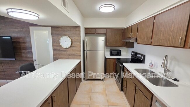 Building Photo - 2504 N Whitewater Club Dr