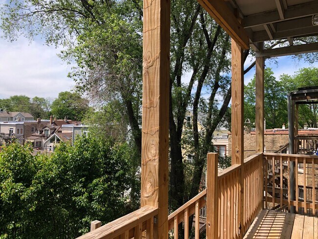 Building Photo - Fantastic Roscoe Village One Bedroom