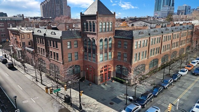 Building Photo - 61 Grand St