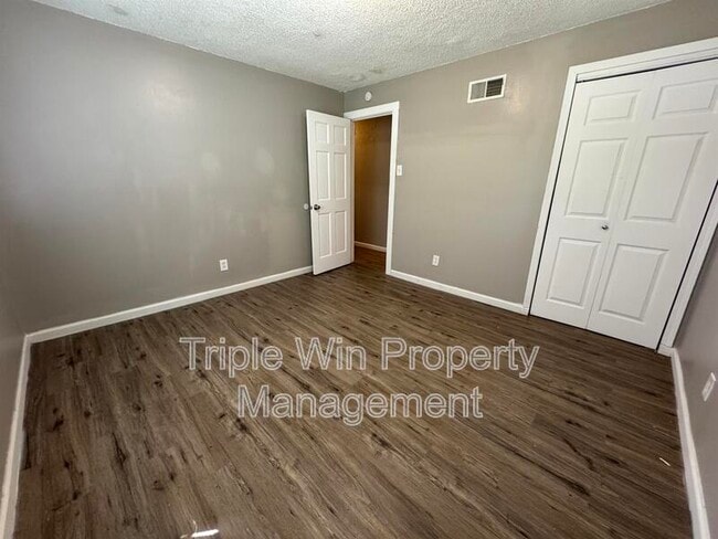 Building Photo - 9609 Winkler Dr