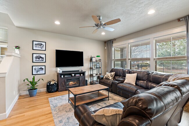 Building Photo - 2733 E Decameron Ln