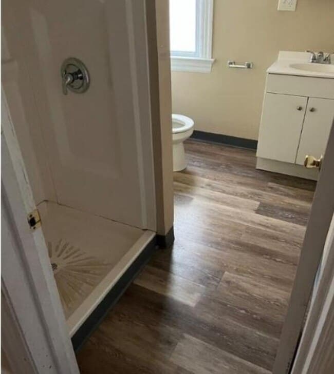 Building Photo - 37 Ferndale Crescent