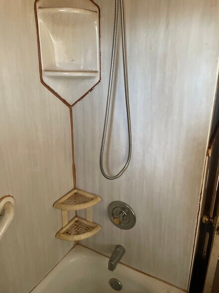 Building Photo - 228 Whitelaw Ave