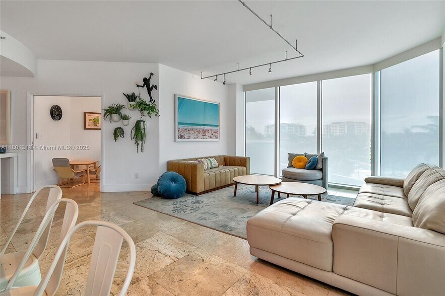 Building Photo - 300 S Pointe Dr