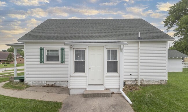 Building Photo - 106 W Pine St