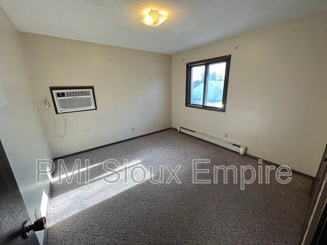 Building Photo - 116 S Garfield Ave