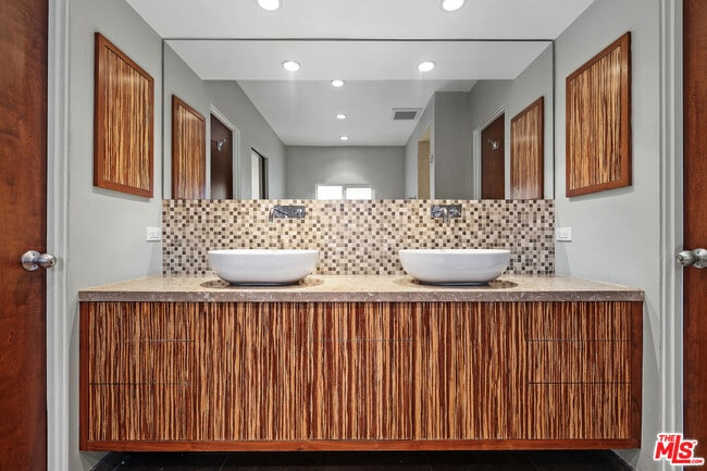 Building Photo - 2843 Lambert Dr