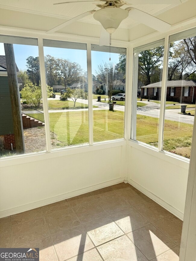 Building Photo - 110 Elm Dr