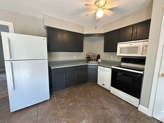 Building Photo - 16 Woodside Ln