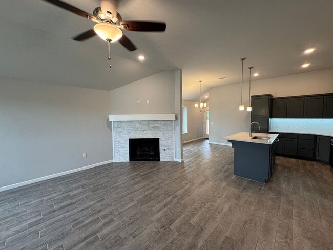 Building Photo - Don't Miss this STUNNING, true 4 bed, 2 ba...