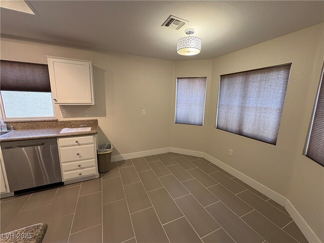 Building Photo - 8832 Villa Ridge Dr