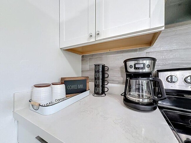 Building Photo - 2840 NE 16th Ct