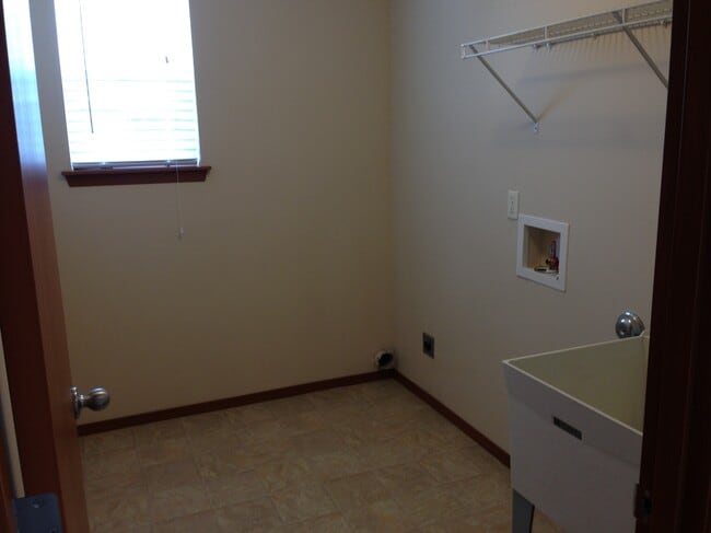 Building Photo - 202 Hawk Ave SW