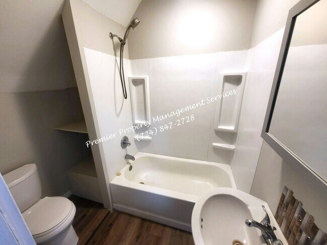 Building Photo - 345 Iroquois Pl