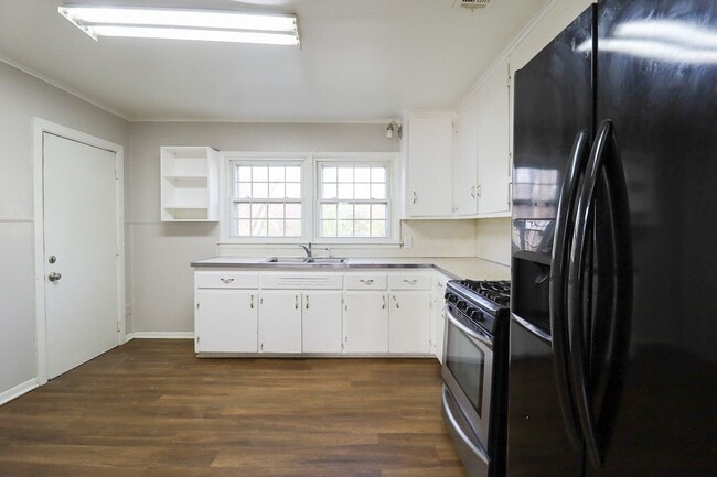 Building Photo - Beautifully Redone 3 Bedroom House! Available for Immediate Move in!