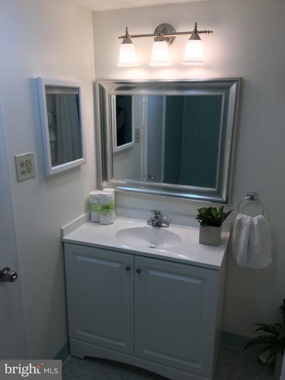 Building Photo - 5929 Quantrell Ave