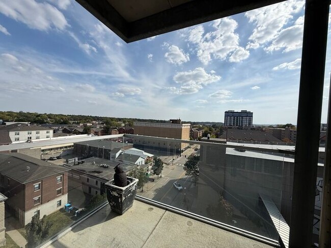 Building Photo - $2,800 | 1 Bedroom, 2 Bathroom Luxury Cond...