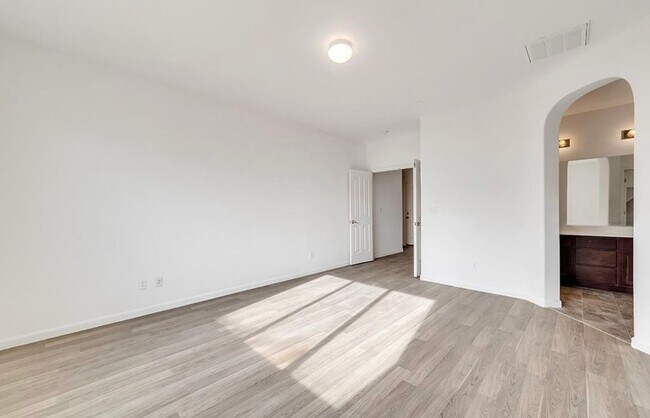 Building Photo - Elegant 5-Bedroom, 3.5-Bathroom Home – Mov...