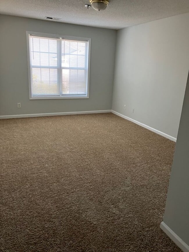 Building Photo - 901 Litchfield Way