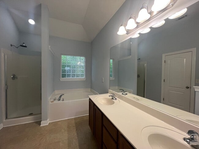Building Photo - Spacious 3BR Home with Bonus Room in Prime...